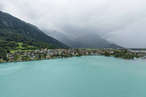 Luftaufnahme von Bonigen, einer kleinen Stadt am Brienzersee, mit Regen und tief hängenden Wolken, Kanton Bern, Schweiz. - AAEF22649