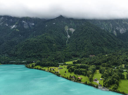 Luftaufnahme des Brienzersees im Sommer an einem regnerischen Tag mit niedrigen Wolken, Bonigen, Bern, Schweiz. - AAEF22653