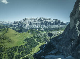 Luftaufnahme des Langkofels, einer Bergspitze der Dolomiten mit der Marmolada im Hintergrund im Trentino, Südtirol in Norditalien. - AAEF22655