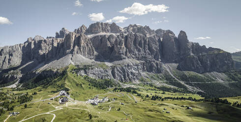 Panorama-Luftaufnahme von Passo Gardena in den Dolomiten, Trentino, Südtirol, Italien. - AAEF22659
