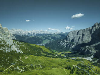 Luftaufnahme von Passo Gardena in den Dolomiten, Trentino, Südtirol, Italien. - AAEF22660