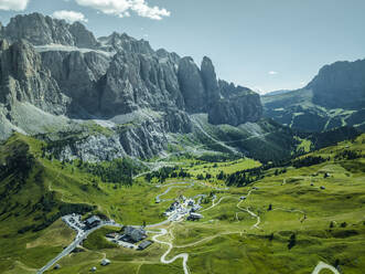 Luftaufnahme von Passo Gardena in den Dolomiten, Trentino, Südtirol, Italien. - AAEF22661