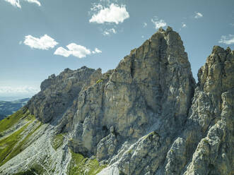 Luftaufnahme des Berges Pines de Cir (Cirspitzen) auf dem Grödnerjoch in den Dolomiten, Trentino, Südtirol, Italien. - AAEF22663