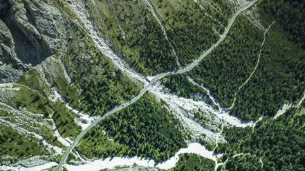 Luftaufnahme von Fahrzeugen auf der Grödnerjochstraße in den Dolomiten, Trentino, Südtirol, Italien. - AAEF22673
