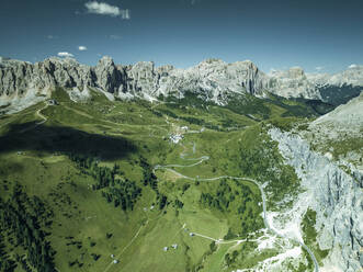 Luftaufnahme des Berges Pines de Cir (Cirspitzen) auf dem Grödnerjoch in den Dolomiten, Trentino, Südtirol, Italien. - AAEF22674