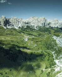 Luftaufnahme von Passo Gardena in den Dolomiten, Trentino, Südtirol, Italien. - AAEF22675