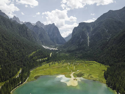 Luftaufnahme des Naturparks der Drei Zinnen vom Toblacher See aus gesehen in den Dolomiten, Toblach, Trentino, Südtirol, Italien. - AAEF22683