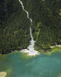 Luftaufnahme des Naturparks der Drei Zinnen vom Toblacher See aus gesehen in den Dolomiten, Toblach, Trentino, Südtirol, Italien. - AAEF22684