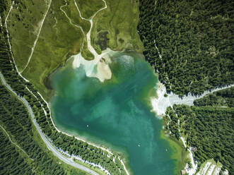 Luftaufnahme des Toblacher Sees auf dem Dolomitengebirge, Toblach, Trentino, Südtirol, Italien. - AAEF22685