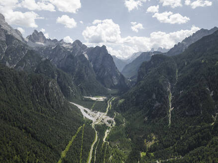 Luftaufnahme einer Straße durch das Tal im Naturpark Tre Cime in den Dolomiten, Toblach, Trentino, Südtirol, Italien. - AAEF22686