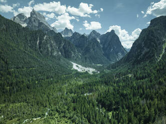 Luftaufnahme des Naturparks Drei Zinnen vom Toblacher See in den Dolomiten aus gesehen, Toblach, Trentino, Südtirol, Italien. - AAEF22690