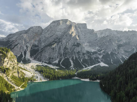 Luftaufnahme des Pragser Wildsees, eines wunderschönen Bergsees im Naturpark Fanes-Sennes-Prags, Dolomiten, Trentino, Südtirol, Italien. - AAEF22691