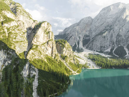 Luftaufnahme des Pragser Wildsees, eines wunderschönen Bergsees im Naturpark Fanes-Sennes-Prags, Dolomiten, Trentino, Südtirol, Italien. - AAEF22692