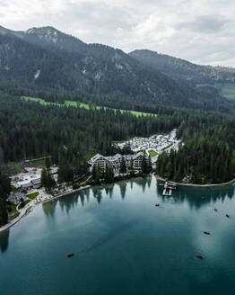 Luftaufnahme eines Hotels am Pragser Wildsee, einem wunderschönen Bergsee im Naturpark Fanes-Senes-Prags, Dolomiten, Trentino, Südtirol, Italien. - AAEF22694