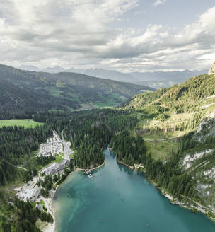 Panoramablick auf den Pragser Wildsee, einen blauen Bergsee im Naturpark Fanes-Sennes-Prags, Dolomiten, Trentino, Südtirol, Italien. - AAEF22697