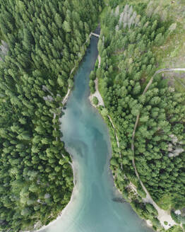 Luftaufnahme eines Wanderwegs entlang der Küste des Pragser Wildsees, eines blauen Bergsees im Naturpark Fanes-Senes-Prags, Dolomiten, Trentino, Südtirol, Italien. - AAEF22698