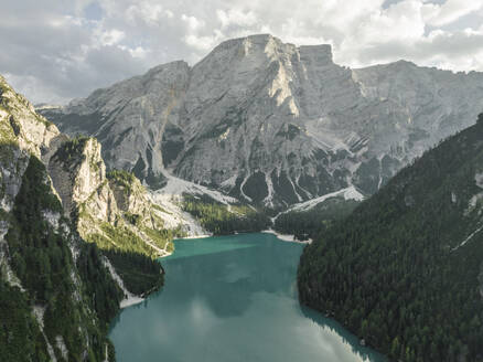 Luftaufnahme des Pragser Wildsees, eines blauen Bergsees in Fanes-Senes-Prags mit dem Berg Croda del Becco im Hintergrund, Dolomiten, Trentino, Südtirol, Italien. - AAEF22699