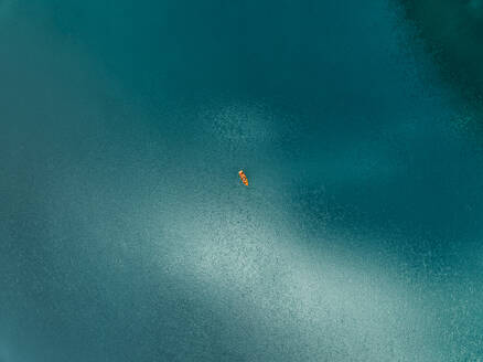 Luftaufnahme von Menschen auf einem Boot am Pragser Wildsee, einem blauen Bergsee im Naturpark Fanes-Senes-Prags, Dolomiten, Trentino, Südtirol, Italien. - AAEF22700