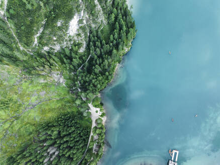 Luftaufnahme des Pragser Wildsees, Küstenlinie mit Waldbäumen und Wanderwegen auf Fanes-Senes-Prags, Dolomiten, Trentino, Südtirol, Italien. - AAEF22703
