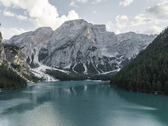 Luftaufnahme des Pragser Wildsees, eines blauen Bergsees in Fanes-Senes-Prags mit dem Berg Croda del Becco im Hintergrund, Dolomiten, Trentino, Südtirol, Italien. - AAEF22705