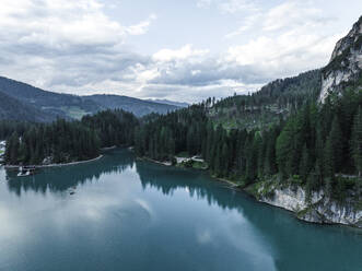 Luftaufnahme des Pragser Wildsees, eines blauen Bergsees in Fanes-Senes-Prags mit dem Berg Croda del Becco im Hintergrund, Dolomiten, Trentino, Südtirol, Italien. - AAEF22706