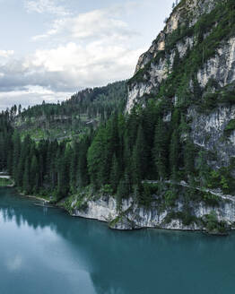 Luftaufnahme des Pragser Wildsees, eines blauen Bergsees in Fanes-Senes-Prags mit dem Berg Croda del Becco im Hintergrund, Dolomiten, Trentino, Südtirol, Italien. - AAEF22707