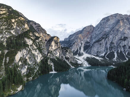 Luftaufnahme des Pragser Wildsees, eines blauen Bergsees in Fanes-Senes-Prags mit dem Berg Croda del Becco im Hintergrund, Dolomiten, Trentino, Südtirol, Italien. - AAEF22708