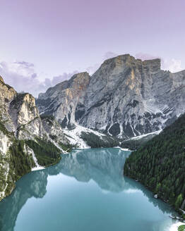 Luftaufnahme des Pragser Wildsees, eines blauen Bergsees in Fanes-Senes-Prags mit dem Berg Croda del Becco im Hintergrund, Dolomiten, Trentino, Südtirol, Italien. - AAEF22709