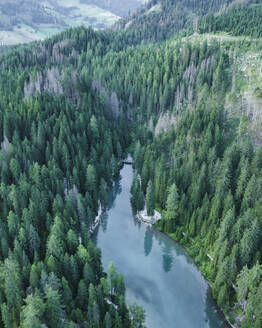 Luftaufnahme des Pragser Wildsees, eines blauen Bergsees in Fanes-Senes-Prags mit dem Berg Croda del Becco im Hintergrund, Dolomiten, Trentino, Südtirol, Italien. - AAEF22710