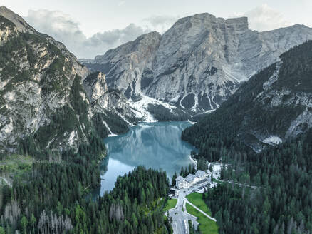 Luftaufnahme des Pragser Wildsees, eines blauen Bergsees in Fanes-Senes-Prags mit dem Berg Croda del Becco im Hintergrund, Dolomiten, Trentino, Südtirol, Italien. - AAEF22711