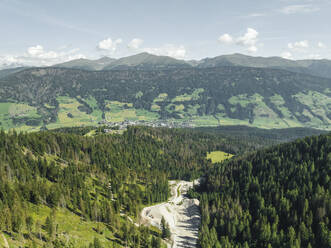 Luftaufnahme der Stadt Innichen vom Gipfel der Baranci (Birkenkofel) in den Dolomiten, Innichen, Trentino, Südtirol, Italien. - AAEF22714