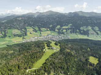 Luftaufnahme der Stadt Innichen vom Gipfel der Baranci (Birkenkofel) in den Dolomiten, Innichen, Trentino, Südtirol, Italien. - AAEF22717