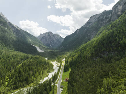 Luftaufnahme einer Straße durch das Tal des Naturparks Drei Zinnen in den Dolomiten, Trentino, Südtirol, Italien. - AAEF22722