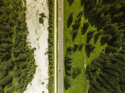 Luftaufnahme von Fahrzeugen auf der Straße, die das Tal des Naturparks Drei Zinnen in den Dolomiten durchquert, Trentino, Südtirol, Italien. - AAEF22723