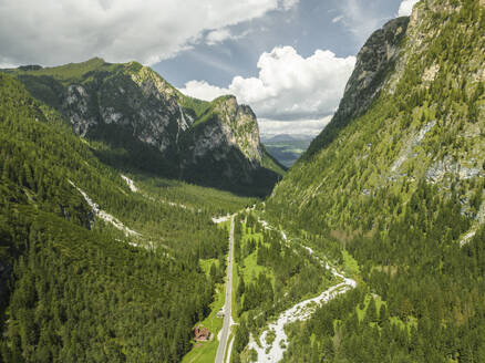 Luftaufnahme einer Straße über die Berggipfel in der Nähe des Naturparks Tre Cime (Drei Zinnen) in den Dolomiten, Trentino, Südtirol, Italien. - AAEF22724