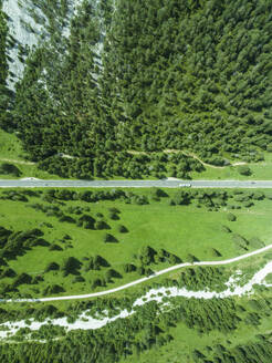 Luftaufnahme einer Straße durch das Tal des Naturparks Drei Zinnen in den Dolomiten, Trentino, Südtirol, Italien. - AAEF22725