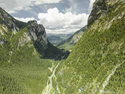 Luftaufnahme einer Straße durch das Tal des Naturparks Drei Zinnen in den Dolomiten, Trentino, Südtirol, Italien. - AAEF22726