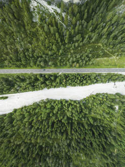 Luftaufnahme von Fahrzeugen auf einer Bergstraße mit Waldbäumen in der Nähe des Landro-Sees (Durrensee) im Dolomitengebiet, Hochpustertal, Trentino, Südtirol, Italien. - AAEF22729