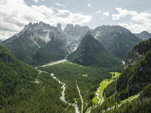 Luftaufnahme des Monte Cristallo vom Landrosee (Durrensee) im Dolomitengebiet, Hochpustertal, Trentino, Südtirol, Italien. - AAEF22730