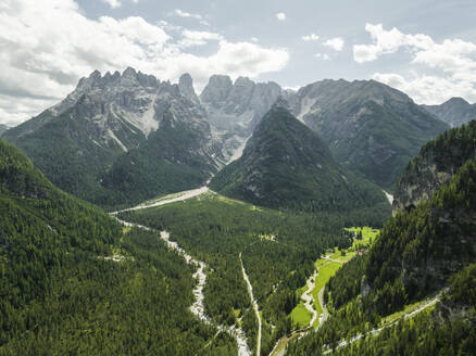 Luftaufnahme des Monte Cristallo vom Landrosee (Durrensee) im Dolomitengebiet, Hochpustertal, Trentino, Südtirol, Italien. - AAEF22730