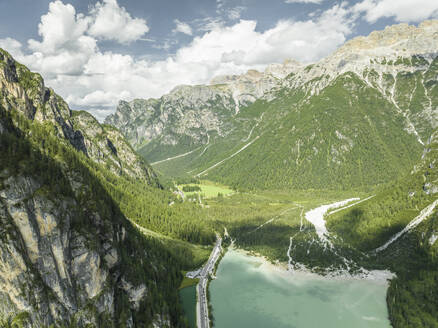 Luftaufnahme einer Straße durch das Tal des Naturparks Drei Zinnen in den Dolomiten, Trentino, Südtirol, Italien. - AAEF22731