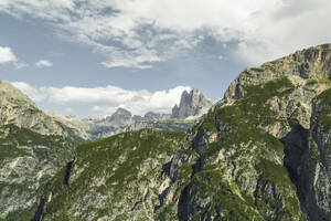 Luftaufnahme der Drei Zinnen im Naturpark Drei Zinnen in den Dolomiten, Trentino, Südtirol, Italien. - AAEF22733