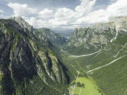 Luftaufnahme einer Straße durch das Tal des Naturparks Drei Zinnen in den Dolomiten, Trentino, Südtirol, Italien. - AAEF22734