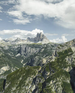 Luftaufnahme der Drei Zinnen im Naturpark Drei Zinnen in den Dolomiten, Trentino, Südtirol, Italien. - AAEF22735