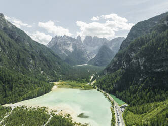 Luftaufnahme des Monte Cristallo vom Landrosee (Durrensee) im Dolomitengebiet, Hochpustertal, Trentino, Südtirol, Italien. - AAEF22736