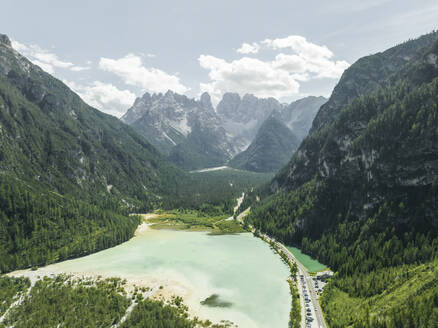 Luftaufnahme des Monte Cristallo vom Landrosee (Durrensee) im Dolomitengebiet, Hochpustertal, Trentino, Südtirol, Italien. - AAEF22736