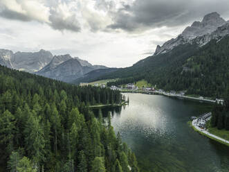 Luftaufnahme des Misurina-Sees bei Sonnenuntergang mit den Drei-Zinnen-Gipfeln im Hintergrund, Auronzo di Cadore, Dolomiten, Veneto, Italien. - AAEF22737