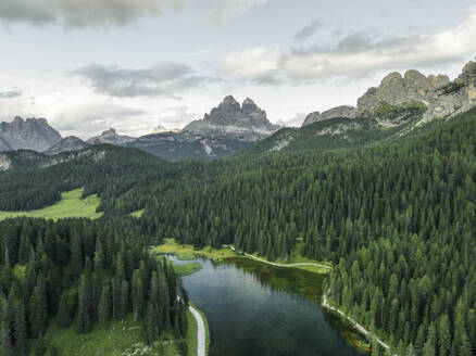 Luftaufnahme des Misurina-Sees bei Sonnenuntergang mit den Drei-Zinnen-Gipfeln im Hintergrund, Auronzo di Cadore, Dolomiten, Veneto, Italien. - AAEF22738