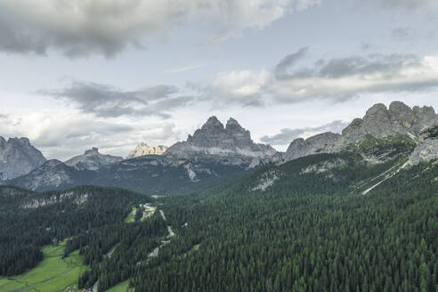 Luftaufnahme der Drei-Zinnen-Gipfel vom Misurina-See aus gesehen, Auronzo di Cadore, Dolomiten, Venetien, Italien. - AAEF22739