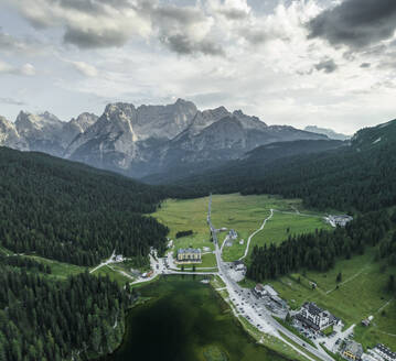 Panoramablick auf den Misurina-See bei Sonnenuntergang mit dem Berg Sorapis im Hintergrund, Auronzo di Cadore, Dolomiten, Venetien, Italien. - AAEF22740